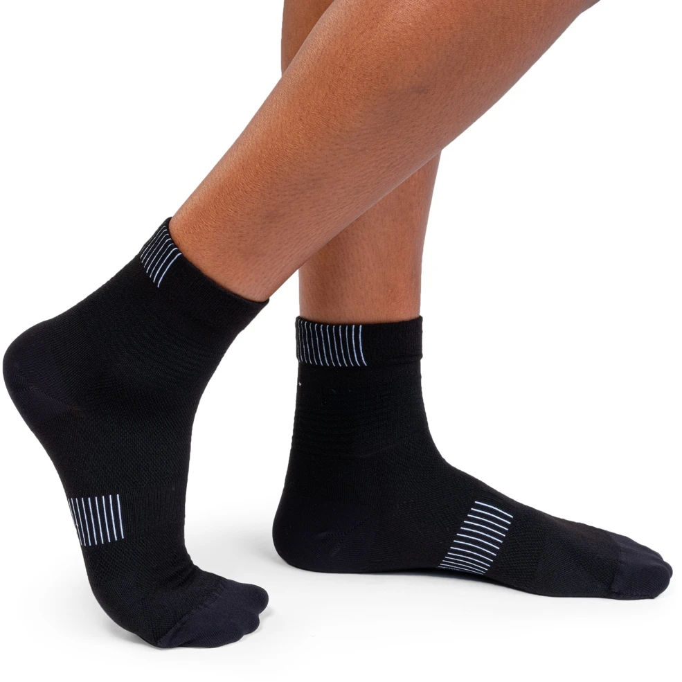 On Running On Ultralight Mid Sock Women - Black & White 4 On Running On Ultralight Mid Sock Women - Black & White - Image 2